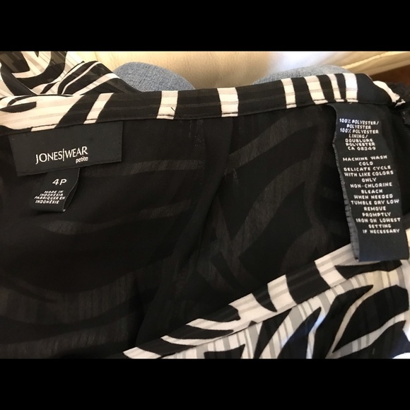 Jones Wear Black and White Elastic Waistband Skirt - Picture 4 of 4